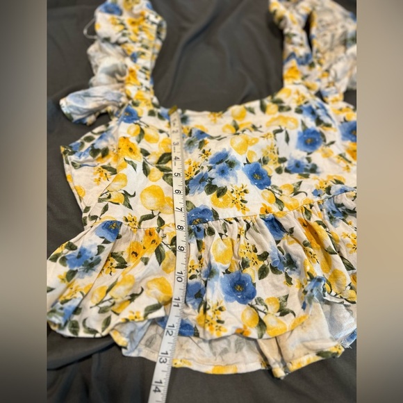 Francesca’s Womens Sz: L Floral. Flutter Sleeve. Tie Back. Peplum Top. Open back - Picture 4 of 12